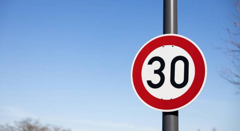 Új harmincas táblák jönnek: aki 50-nél többel megy, százezreket fizethet Rómában