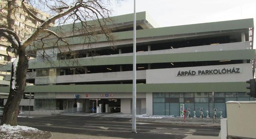 Zárva a győri Árpád parkolóház