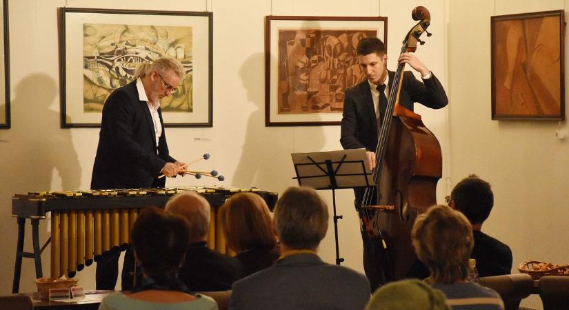 Különleges karkötőt és ezzel együtt fontos üzenetet kaptak a kulturális program résztvevői – galériával