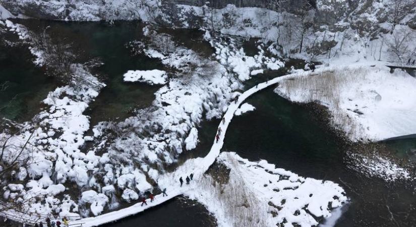 Hóval borított ösvények és befagyott vízesések – A Plitvicei-tavak varázslatos világa télen