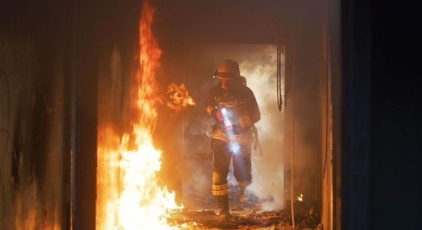 Hétvégi ház égett hajnalban, holttestet találtak az oltás közben