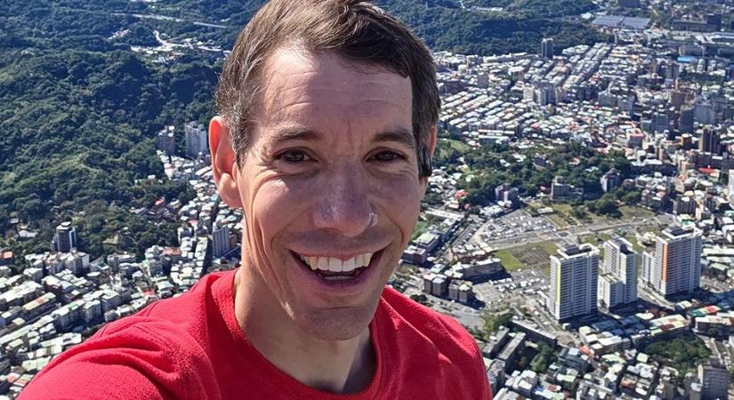 Hátborzongató mutatvány: kötél nélkül mászott meg egy felhőkarcolót