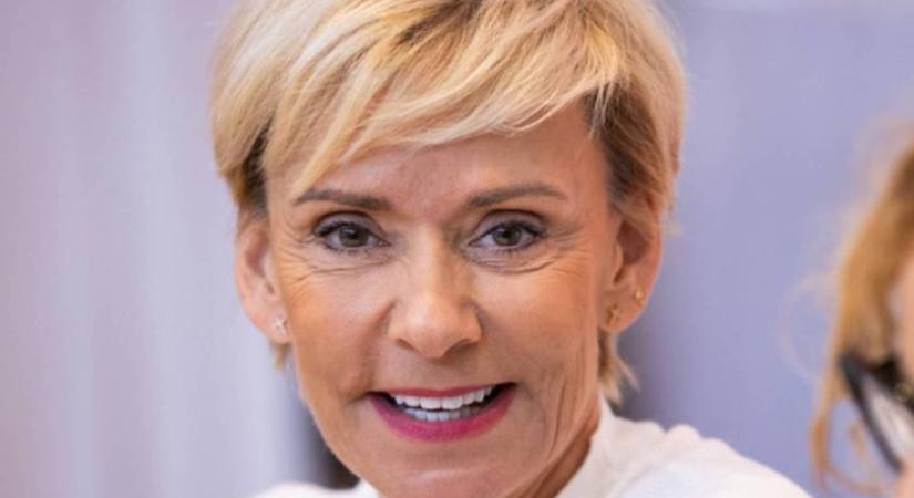 Jakupcsek Gabriella lánya 17 éves lányának ennyire bájos az arca: festői olasz tájon pózoltak a kamerának