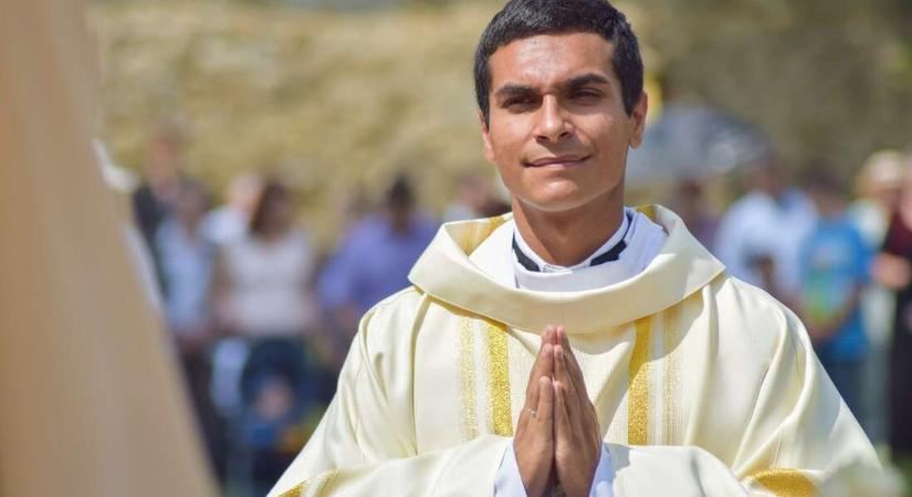 „Gyerekként a csűrben, az istállóban miséztem” – Kalányos Ottó, a cigány származású székelyföldi katolikus pap története