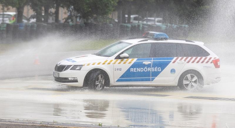 Félelmetes becsapódás: Szétzúzta a parkoló autókat, majd átrepült felettük (VIDEÓ)