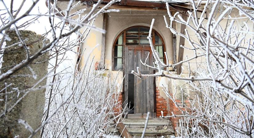 Fotós járt az elhagyott kunszenti tanyasi iskolában, ahol évtizedekkel ezelőtt megállt az idő – galériával és videóval