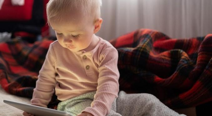 Riasztó számok: a brit kétévesek 98 százaléka naponta nézi a képernyőt és ennek már az iskolában látszik a hatása