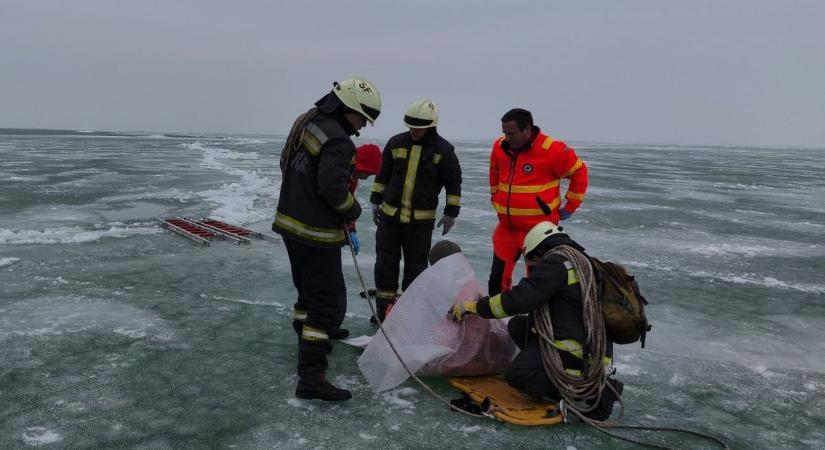 Emberek és állatok alatt is beszakadt a jég