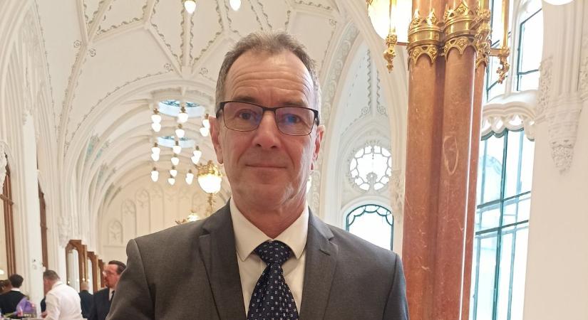 A párizsi olimpiai bajnok is gratulált a szekszárdi testnevelőnek