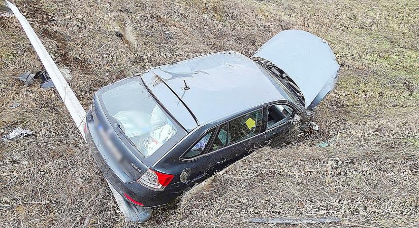Átszakította a szalagkorlátot, majd árokba csapódott egy autó – fotók