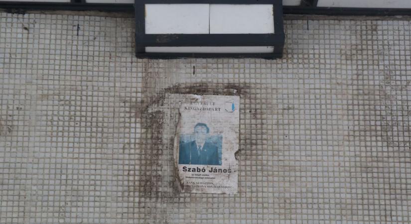 Nyolcadik kampányát futja Makón egy 32 éves politikai plakát