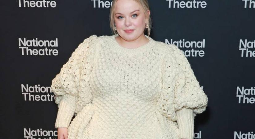 A Bridgerton 39 éves sztárja büszke telt idomaira: a színésznő lélegzetelállítóan nőies