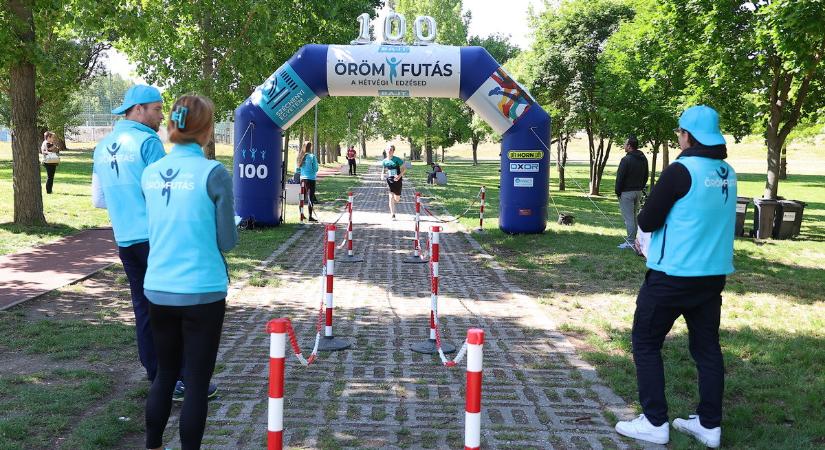 Segítséget kérnek: hangszórót loptak el az ÖrömFutásról Győrben