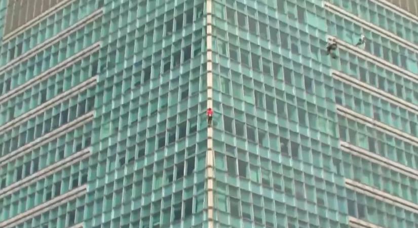 101 emeletes épületet mászott meg a híres hegymászó, mindezt kötelek nélkül - videó