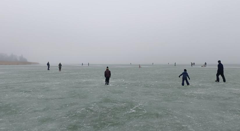 Tilos a korcsolyázás a Balatonon – az utolsó jégpályát is bezárták (videó)