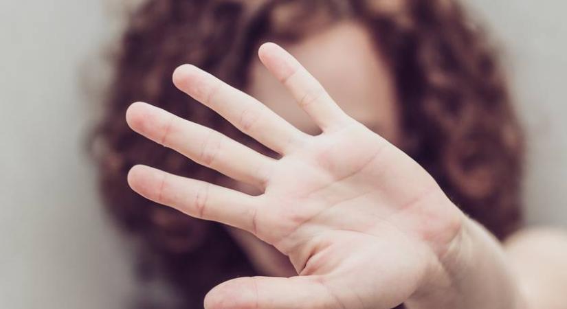 Ez a különség a pofon és egy bántó megjegyzés között