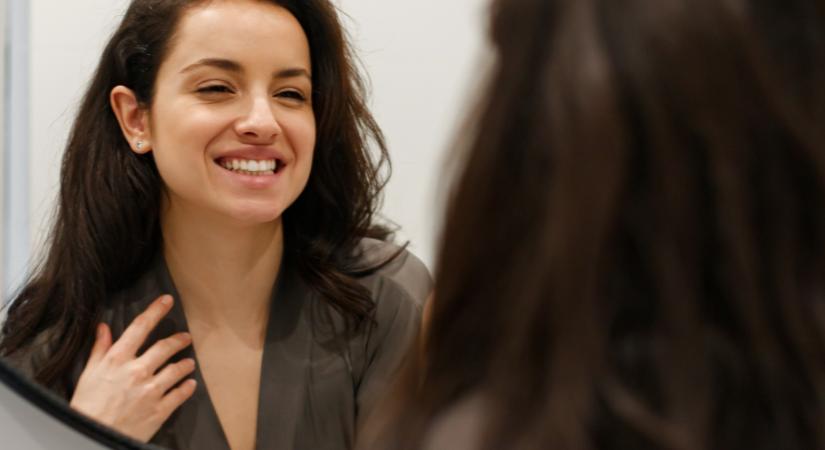 Ez az arckifejezés tehet boldogabbá az agykutató szerint