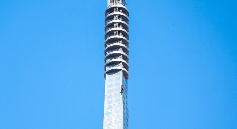 Biztosítás nélkül mászott meg egy 508 méteres tajvani felhőkarcolót Alex Honnold sziklamászó