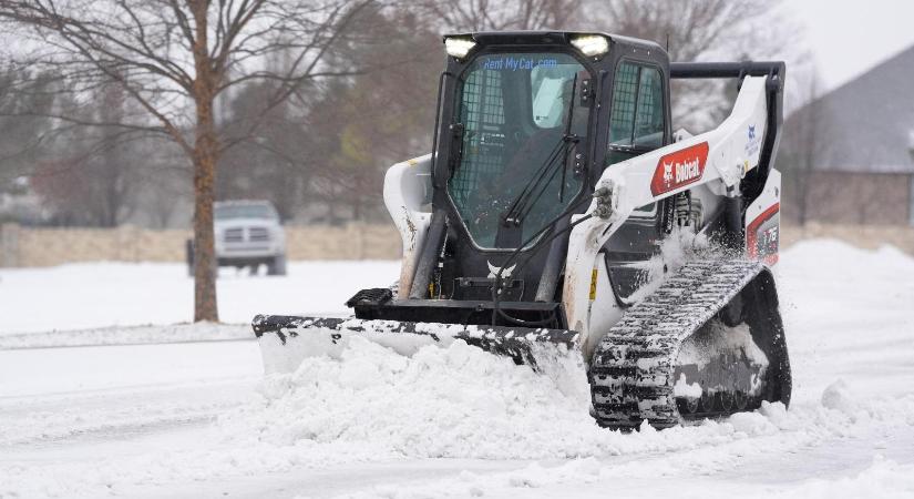 Hóvihar miatt bénult meg a légi közlekedés az Egyesült Államokban, több mint 160 ezer fogyasztó áram nélkül maradt