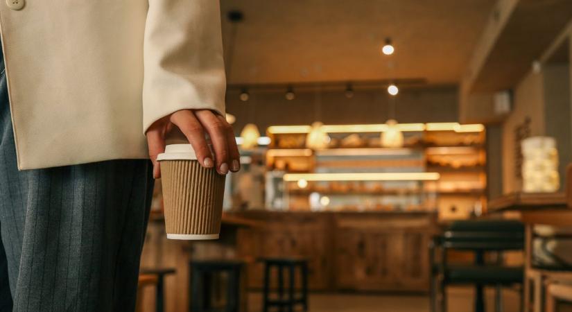 Amit nem mondanak el a papírpoharas kávéról: tényleg műanyagot iszunk?