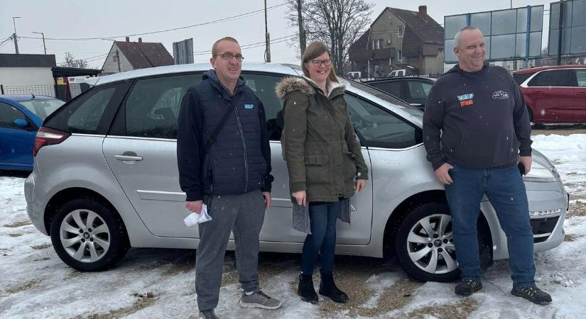 A két beteg gyermeket nevelő család átvehette álomautóját