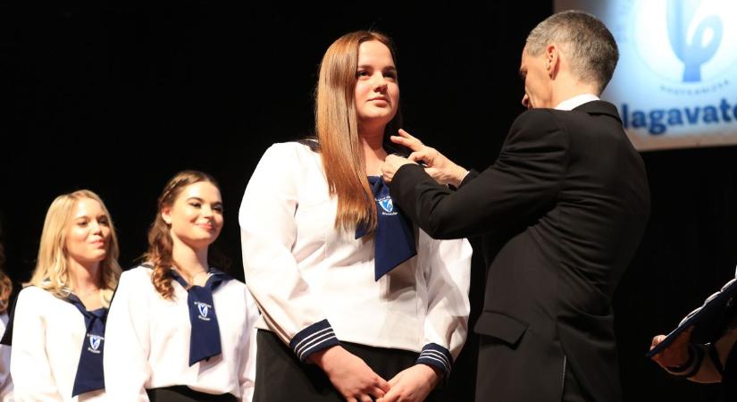 Könnyekig hatódtak a végzősök és hozzátartozóik – kivételes fényképek a zalai gimnázium szalagavatójáról! (galéria, videó)