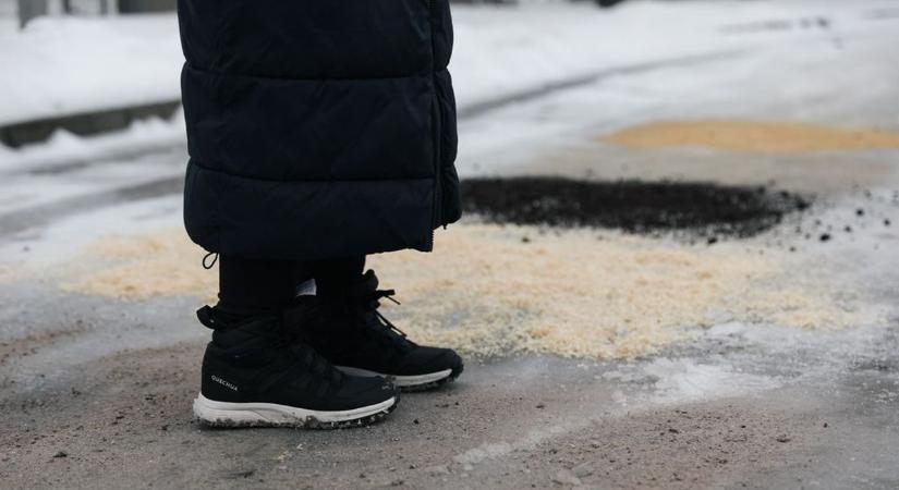 Megmutatjuk, mi a leghatékonyabb megoldás a csúszós járdák ellen!