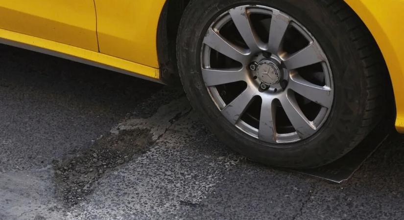 Kezdődik a kátyúszezon – ezt tegyük, ha kárt okozott egy úthiba az autónkban
