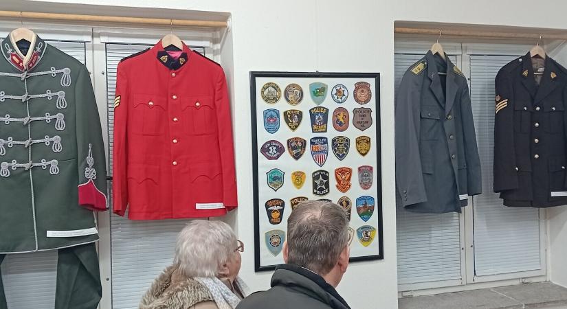 Thaiföldtől Peruig – rendvédelmi ruhák és jelvények egy párkányi tárlaton (GALÉRIA)