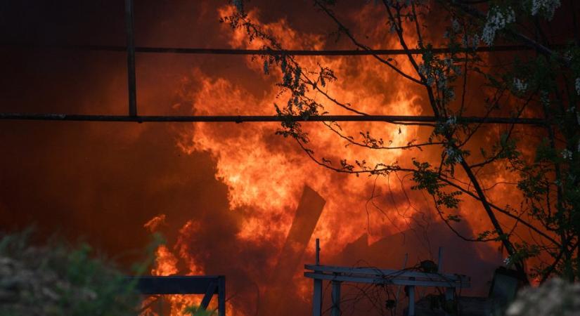 Tizenhét embert menekítettek ki egy égő társasházból Lábatlanban