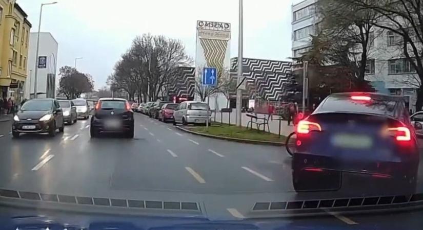 A Tesla a kerékpársávban is mehet, a furcsa indexelés csak hab a tortán (VIDEÓ)