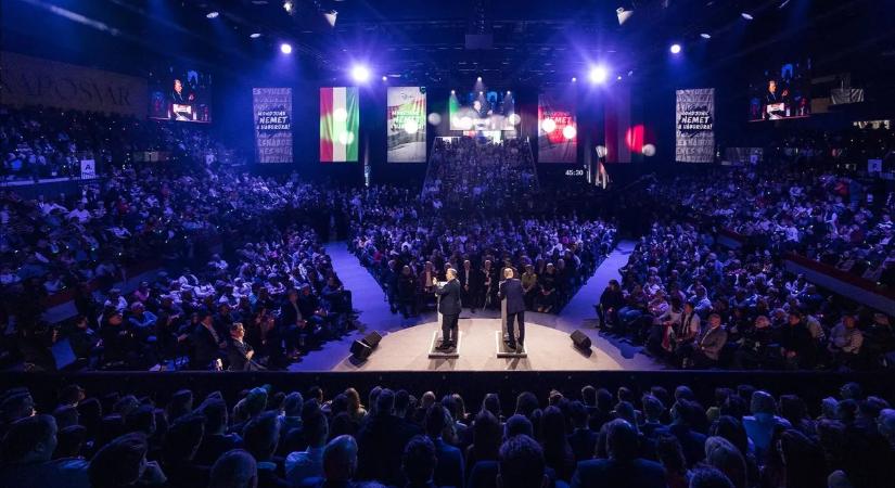 Ezt még Orbán Viktor is alig akarta elhinni: döbbenetes fotók láttak napvilágot a kaposvári Háborúellenes Gyűlésről