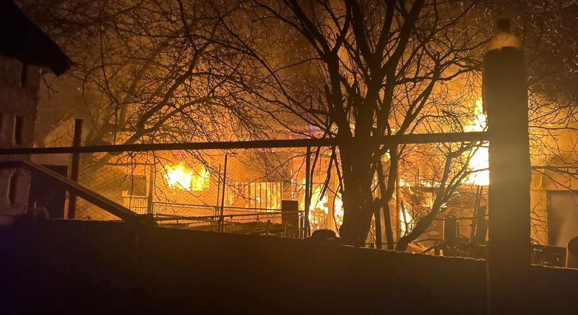 Példaértékű összefogás a vasszécsenyi tűznél: videón, ahogy falubeliek kezdik el oltani a lángokat