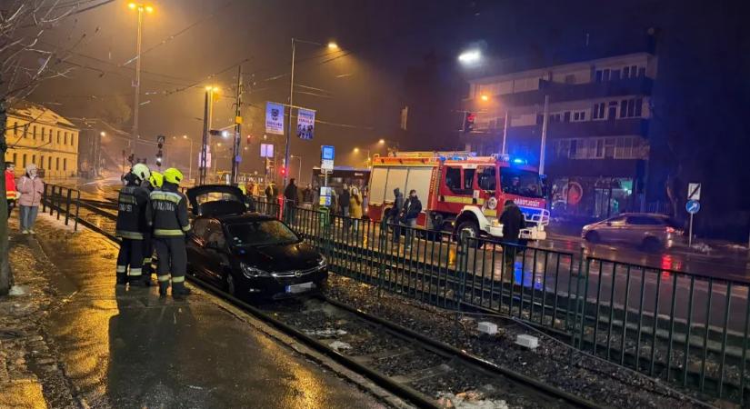 Villamossínekre hajtott egy autó a Szent János Kórháznál szombaton, megakadt miatta a villamosforgalom is