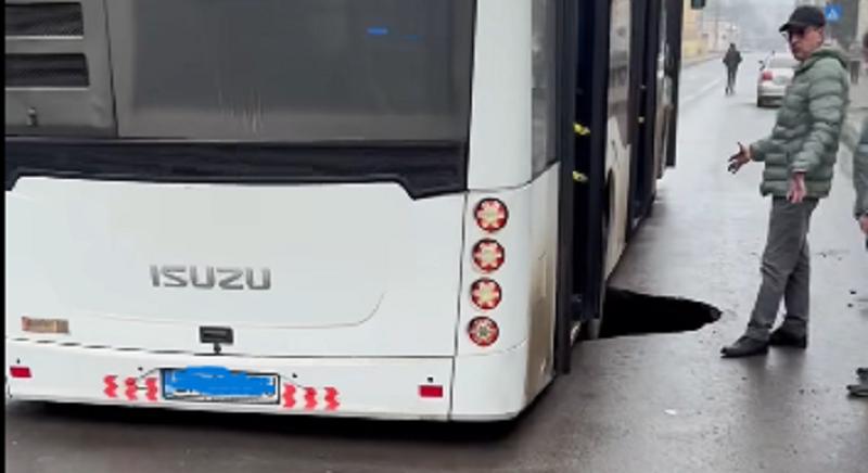 Óriási kátyú az aszfalton – Egy utasokkal teli autóbusz hátsó kerekei beleestek (VIDEÓ)