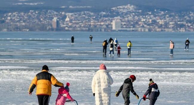 Életveszélyes a jégre menni: olvad a tavak és folyók jege, repedések és rianások is kialakultak