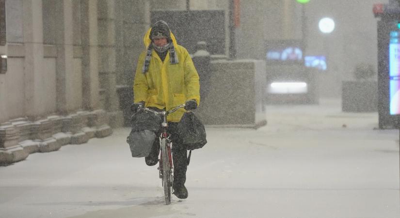 Az Egyesült Államok fölött áramszünetekkel, súlyos közlekedési fennakadásokkal vonul át a téli vihar