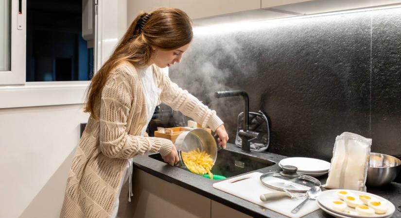 Ezért rossz ötlet a forró tésztavíz mosogatóba öntése a vízvezeték-szerelő szerint
