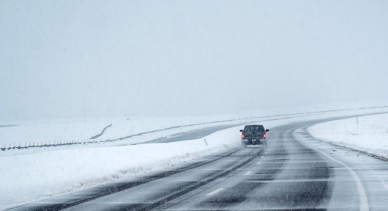 Áramszüneteket, súlyos közlekedési fennakadásokat okozott a téli vihar