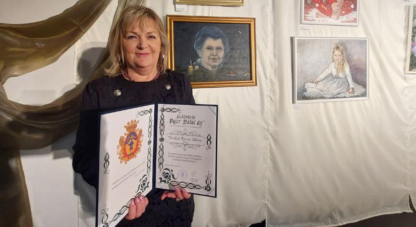 Az élet szépségeit festi vászonra – kulturális díjban részesült a sokoldalú festőművész