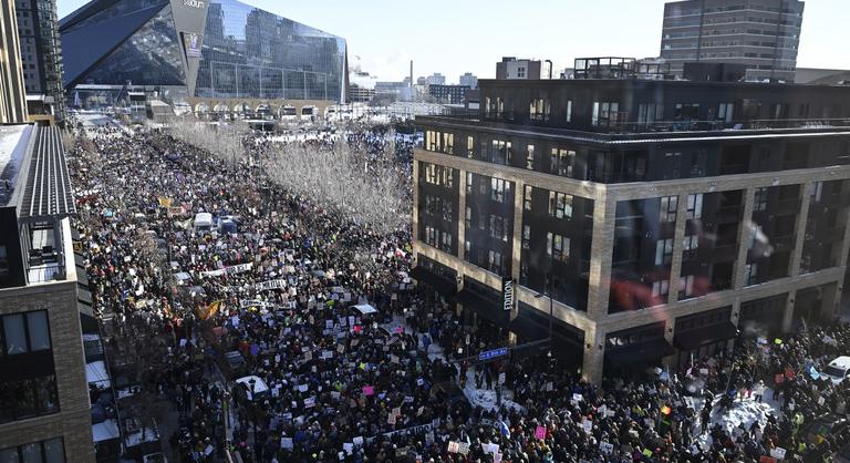 Egy intenzív osztályon dolgozó ápolót öltek meg a szövetségi ügynökök Minneapolisban, hatalmas tüntetések kezdődtek