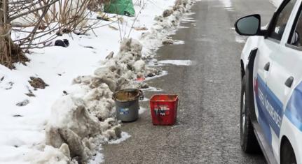 Vödrökkel hordták az emberi ürüléket az utca végébe Csepelen