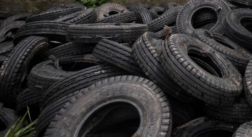 Büntetőeljárás indul a felhalmozott autógumik miatt