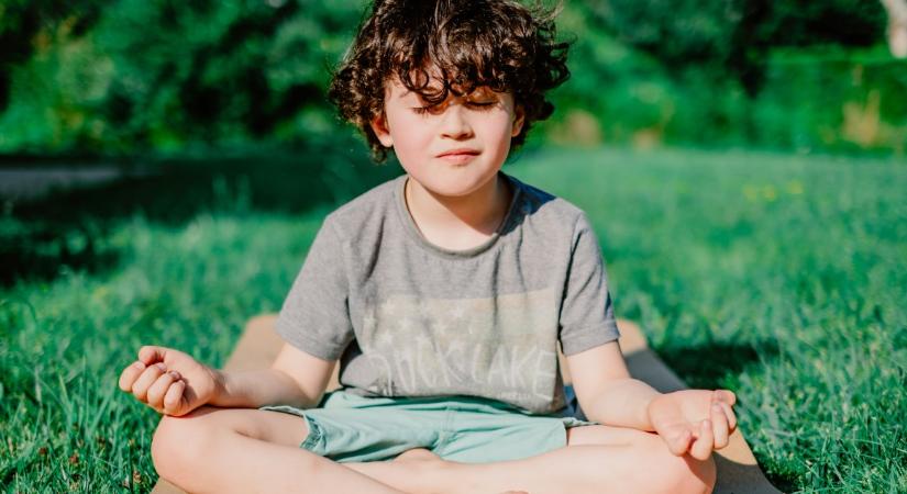 Öt egyszerű és játékos mindfulness gyakorlat a gyerekeknek – és a szülőknek