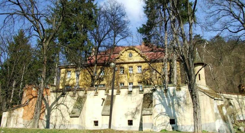 Alig háromszázezer forintos négyzetméteráron lehet most kastélyt venni, de elég bizarr, ahogy az állam eladná