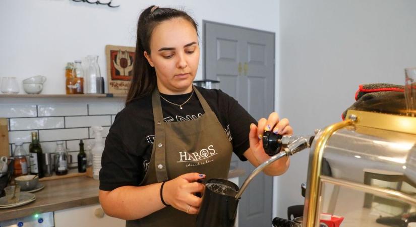 Eltűnhet a cukor és a tej a pécsi kávézókból? Új szabályozások jönnek