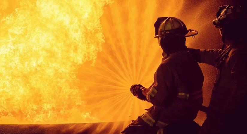 Sikolyok törték meg a vasárnapi csendet Lábatlanban