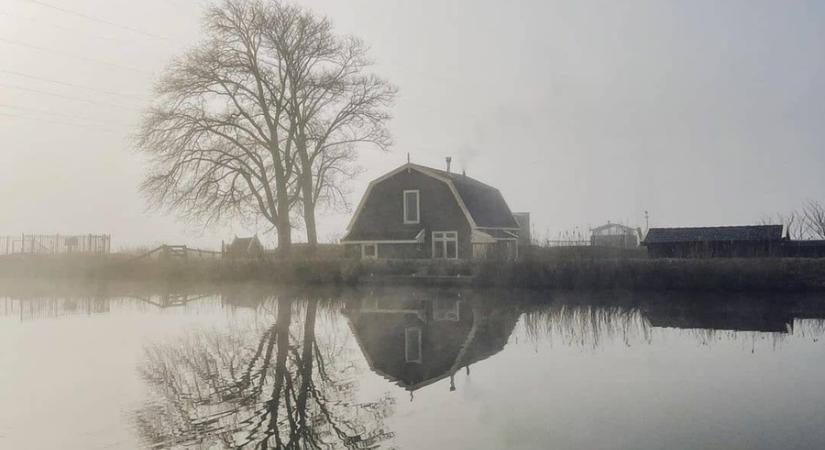 Ónos eső után sűrű köd nehezíti a közlekedést, figyelmeztetés érvényes
