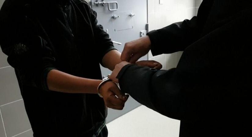 Kerékpárokat, önkormányzati irodából telefont lopott a visszaeső bűnöző