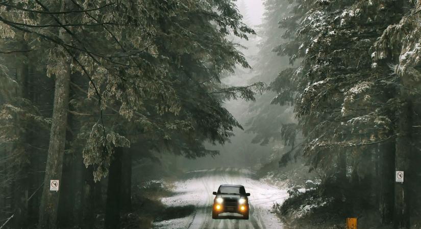 Csúszós utak, hideg idő – tudja, hogyan vezessen biztonságosan télen? (videóval)